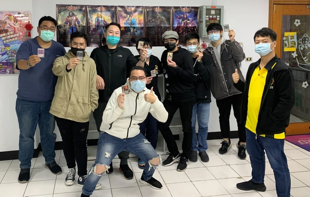 A photo of the Top 8 players at Cat Footprints Zhongli (all eight players are wearing masks, and holding up their prize cards)